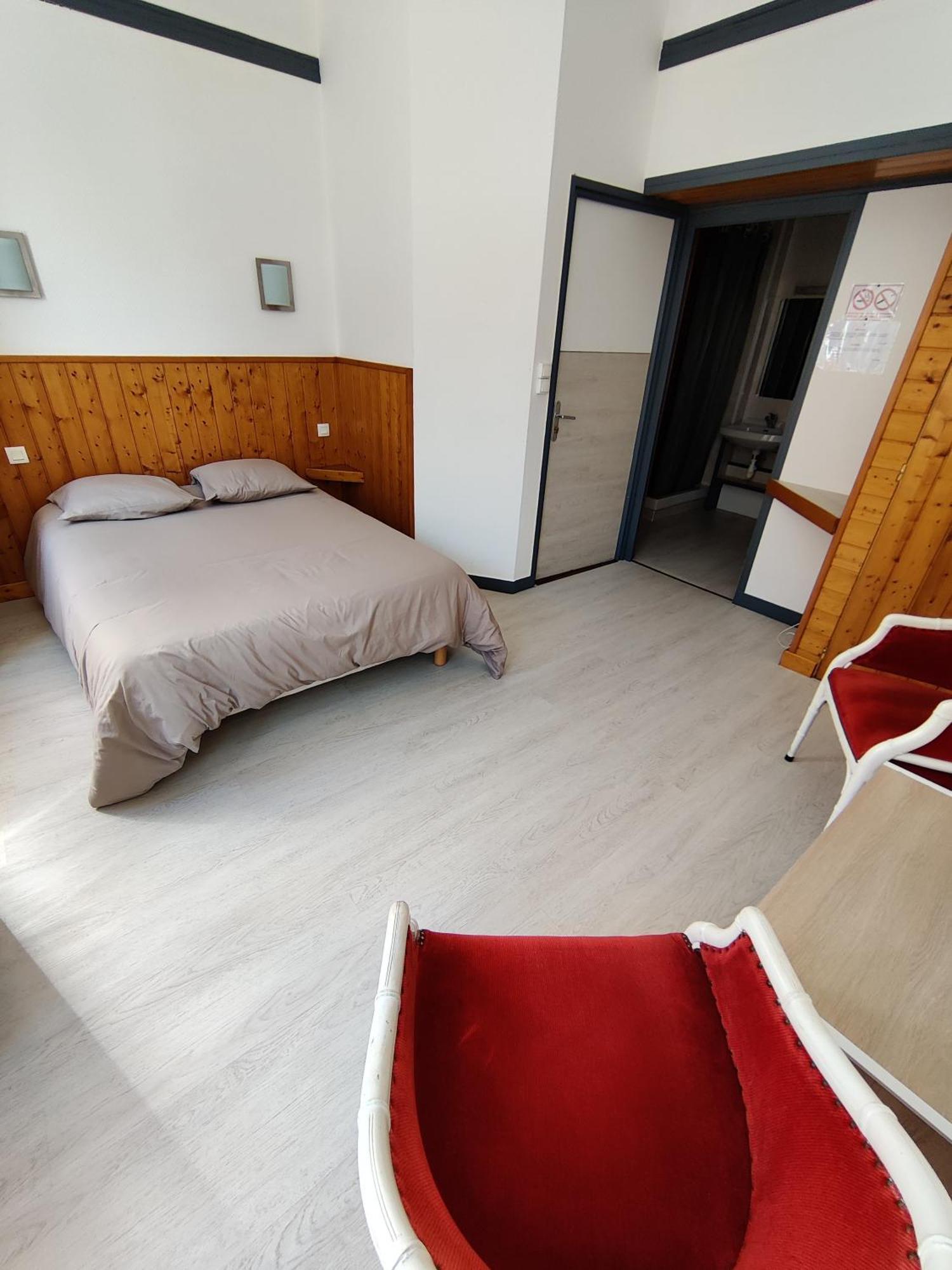Hotel Saint - Pierre Villedieu-les-Poëles Zewnętrze zdjęcie