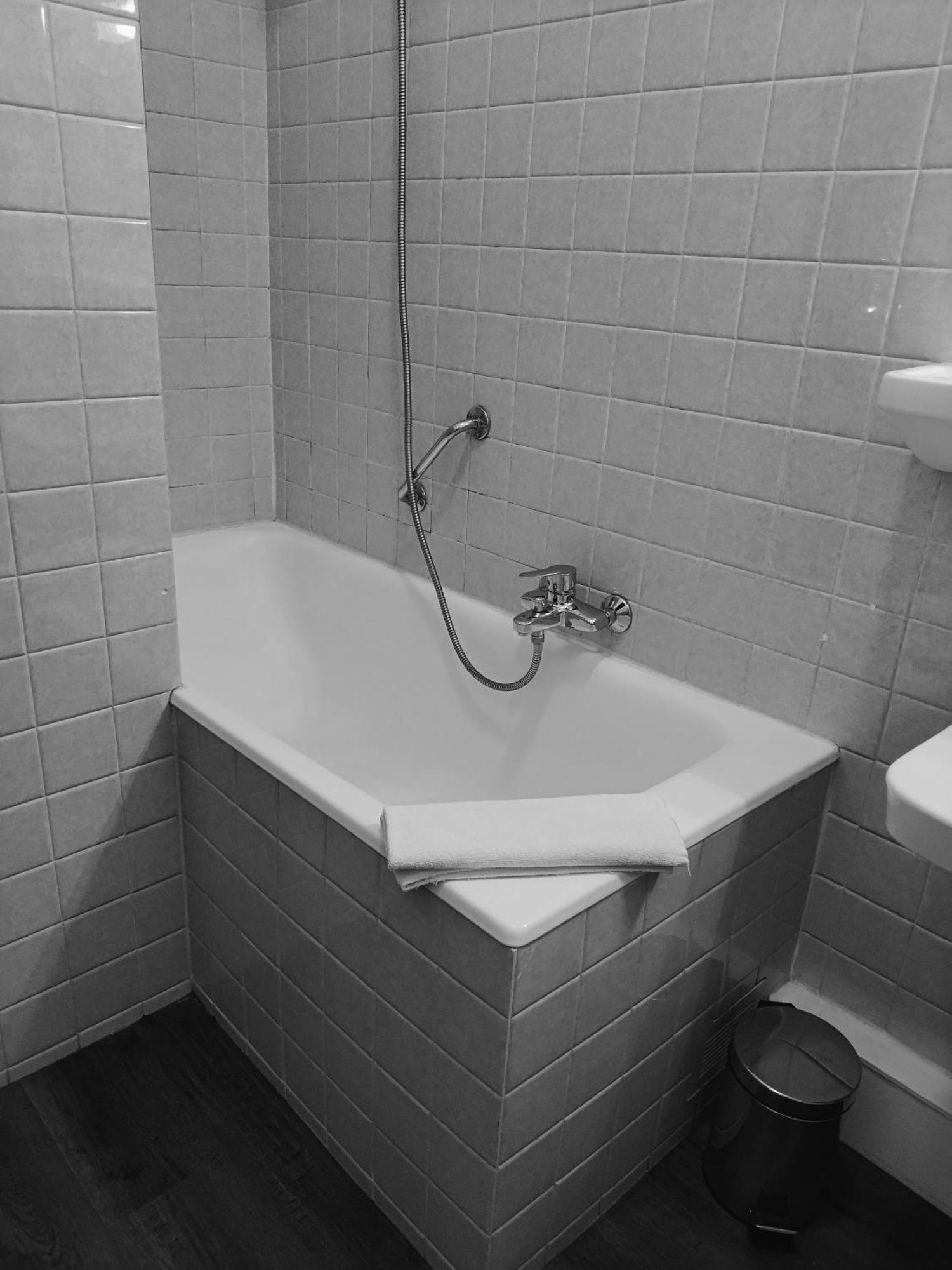 Hotel Saint - Pierre Villedieu-les-Poëles Zewnętrze zdjęcie