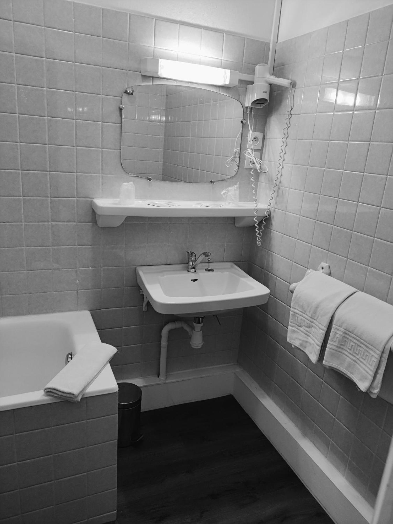 Hotel Saint - Pierre Villedieu-les-Poëles Zewnętrze zdjęcie