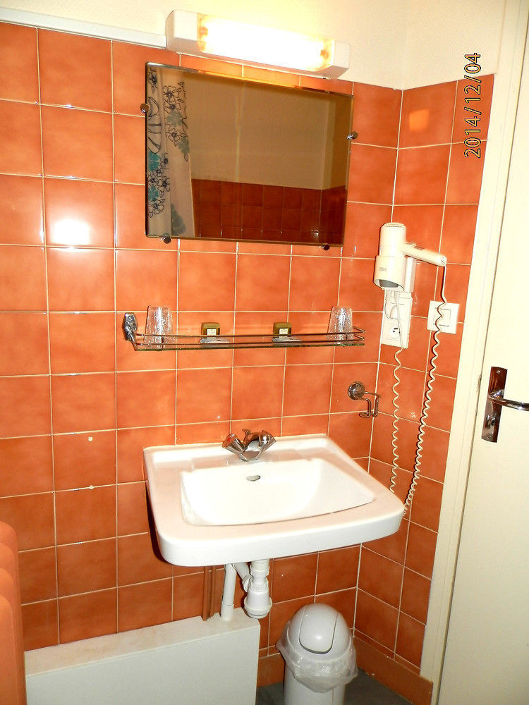 Hotel Saint - Pierre Villedieu-les-Poëles Zewnętrze zdjęcie
