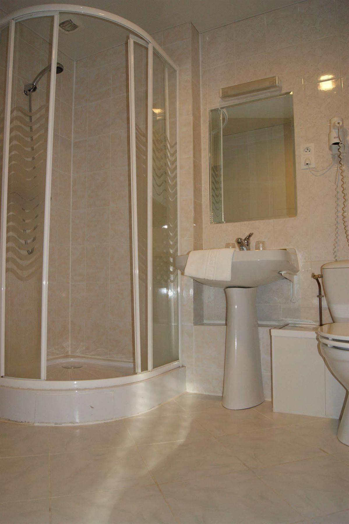 Hotel Saint - Pierre Villedieu-les-Poëles Zewnętrze zdjęcie