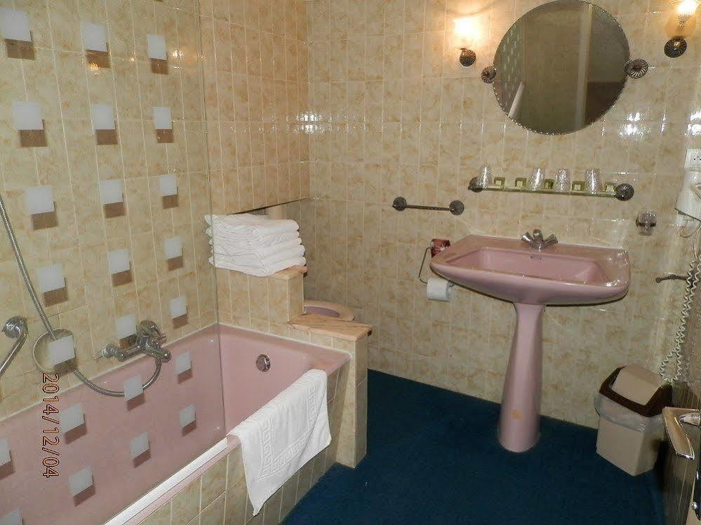 Hotel Saint - Pierre Villedieu-les-Poëles Zewnętrze zdjęcie