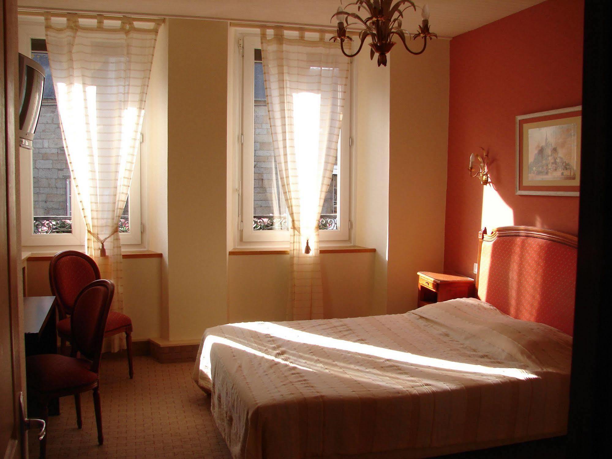 Hotel Saint - Pierre Villedieu-les-Poëles Zewnętrze zdjęcie